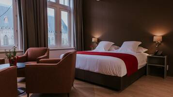 Ropa de cama hipoalergénica y caja de seguridad en la habitación