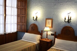 Down comforters, desk, blackout drapes, iron/ironing board - Hermanos Macías Hotel (Ronda)