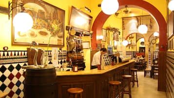 供應早餐、午餐和晚餐,當地料理