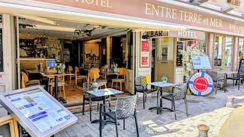 2 restaurants, lunch, dinner served; French cuisine