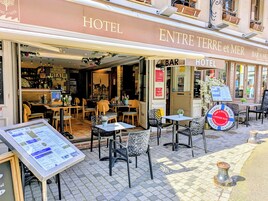 2 restaurants, lunch, dinner served; French cuisine