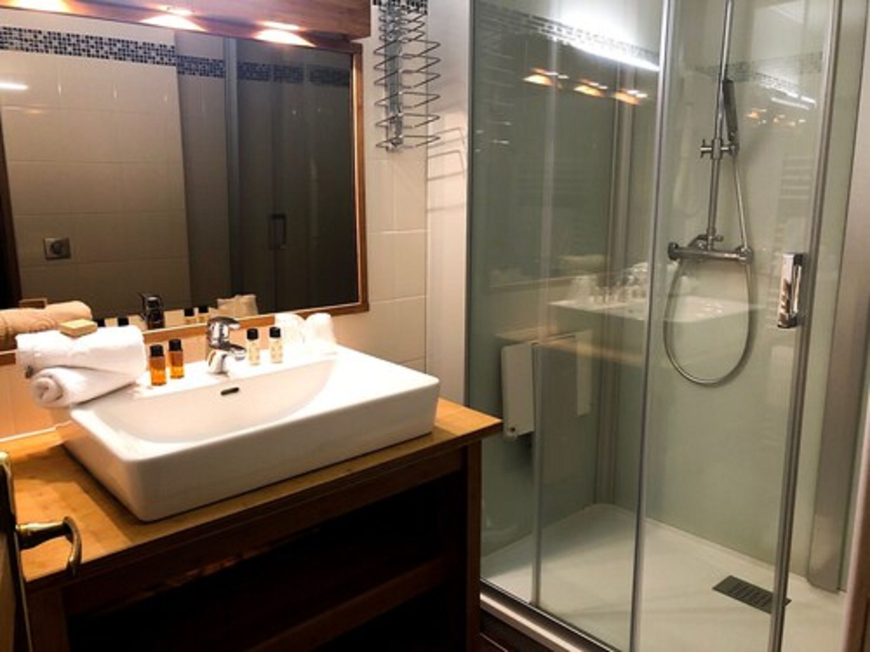 standard room | bathroom | free toiletries, hair dryer, towels