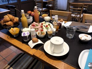 Dagelijks continentaal ontbijt (EUR 15 per persoon)