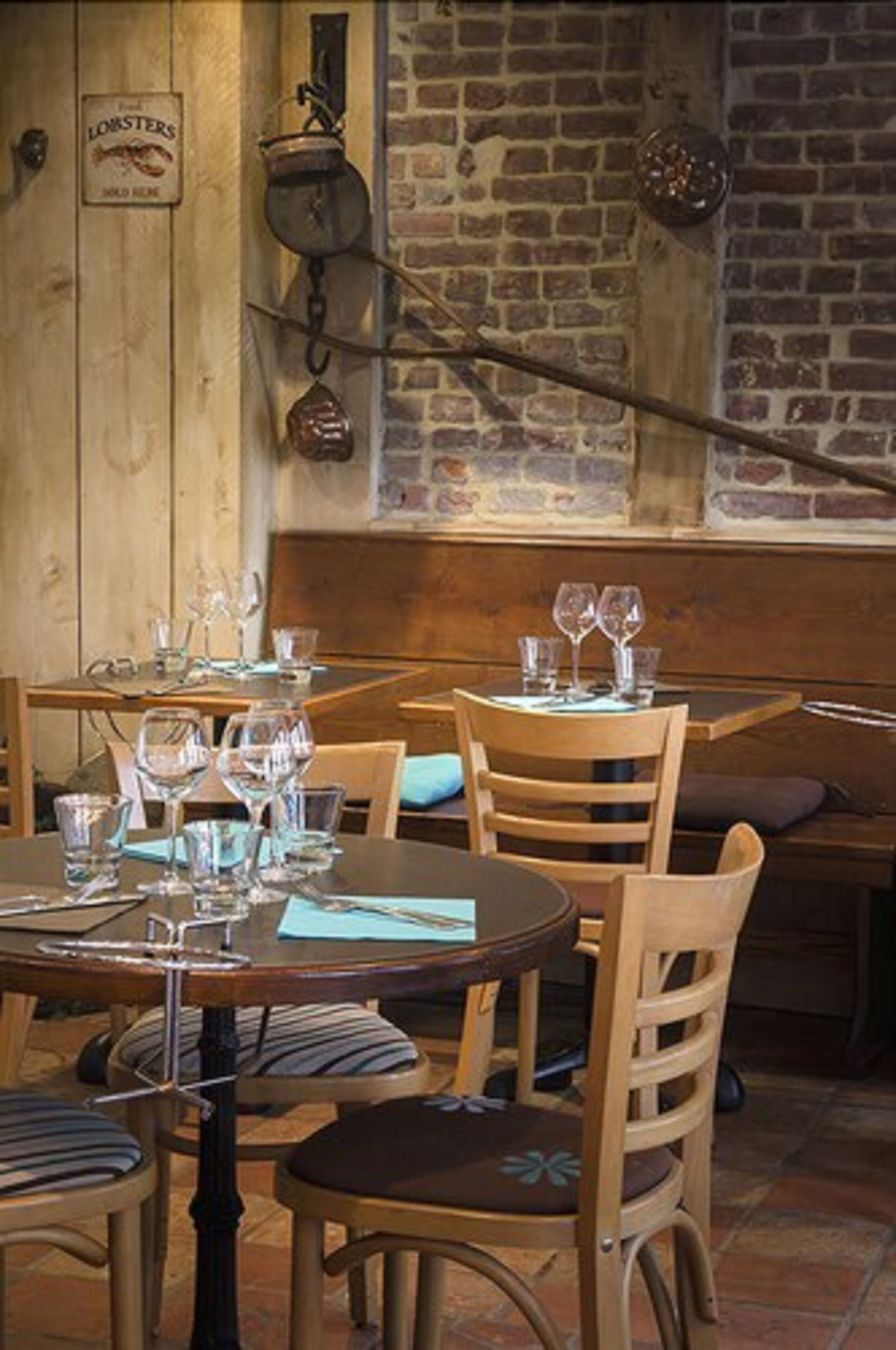 2 restaurants, lunch, dinner served; french cuisine