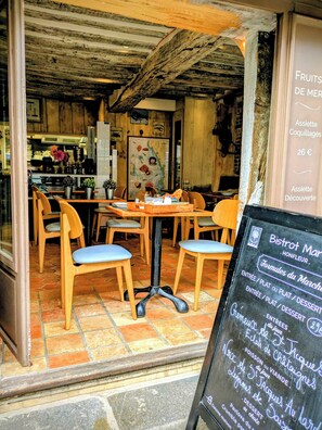 2 restaurants servant le déjeuner et le dîner, plats Cuisine française