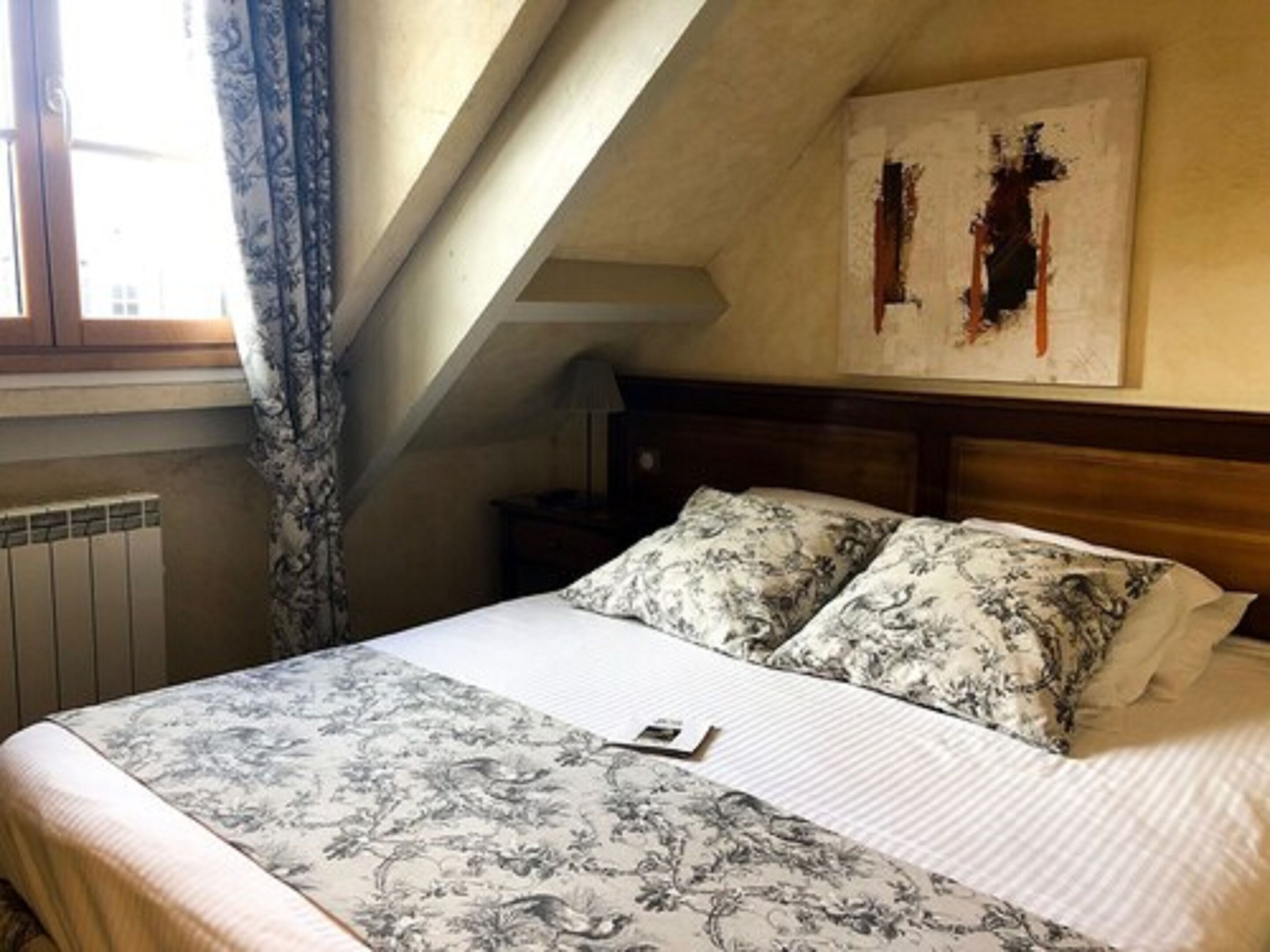 family room | hypo-allergenic bedding, individually decorated, blackout curtains