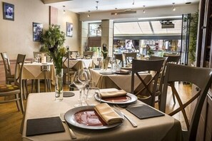 2 restaurants, lunch, dinner served; French cuisine - Hôtel Entre Terre et Mer (Honfleur)