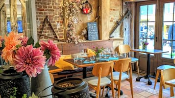 2 restauranter, lunsj og middag serveres, franske retter