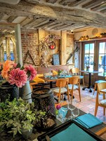 2 间餐厅，供应午餐和晚餐，法国菜