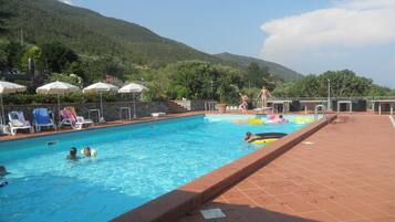 Piscina all'aperto, ombrelloni da piscina, lettini
