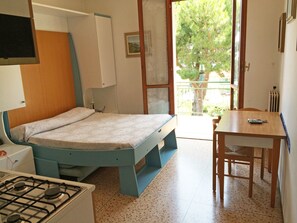 Studio, Kitchen | Private kitchenette