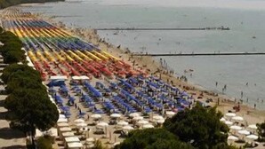 A beach with rows of umbrellas and sun loungers. - Residence Hotel Hungaria (Grado)