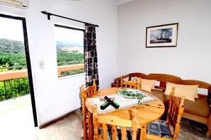 Fridge, coffee/tea maker, electric kettle, cookware/dishes/utensils - Golden Apartments (Agios Nikolaos)