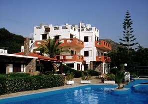 Piscine extérieure, parasols de plage, chaises longues
