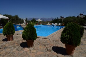 Piscine extérieure, parasols de plage, chaises longues