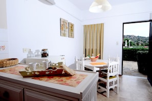 Studio | Private kitchen | Fridge, coffee/tea maker, electric kettle, cookware/dishes/utensils - Golden Apartments (Agios Nikolaos)