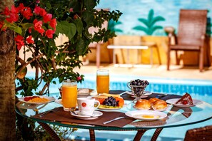 Café da manhã com buffet grátis todos os dias