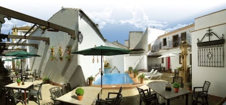 Una piscina al aire libre de temporada, sillones reclinables de piscina