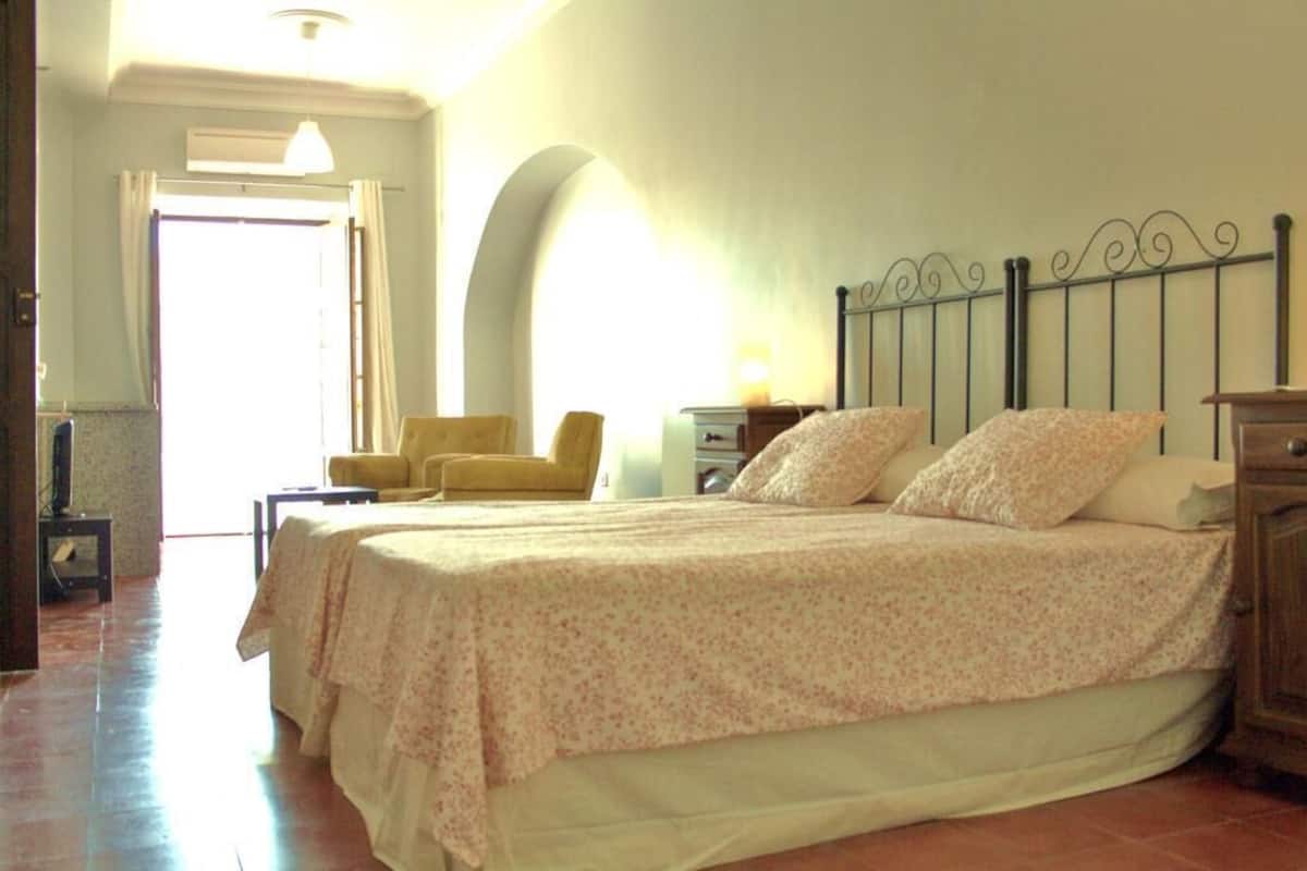Premium bedding, blackout drapes, soundproofing, WiFi (free)