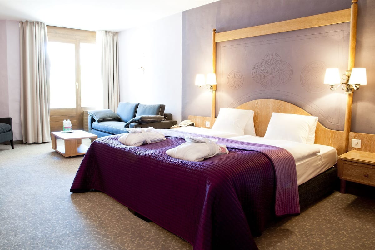 Klassieke tweepersoonskamer, bad, uitzicht op bergen (4 Star) | Hypoallergeen beddengoed, een minibar, een kluis op de kamer