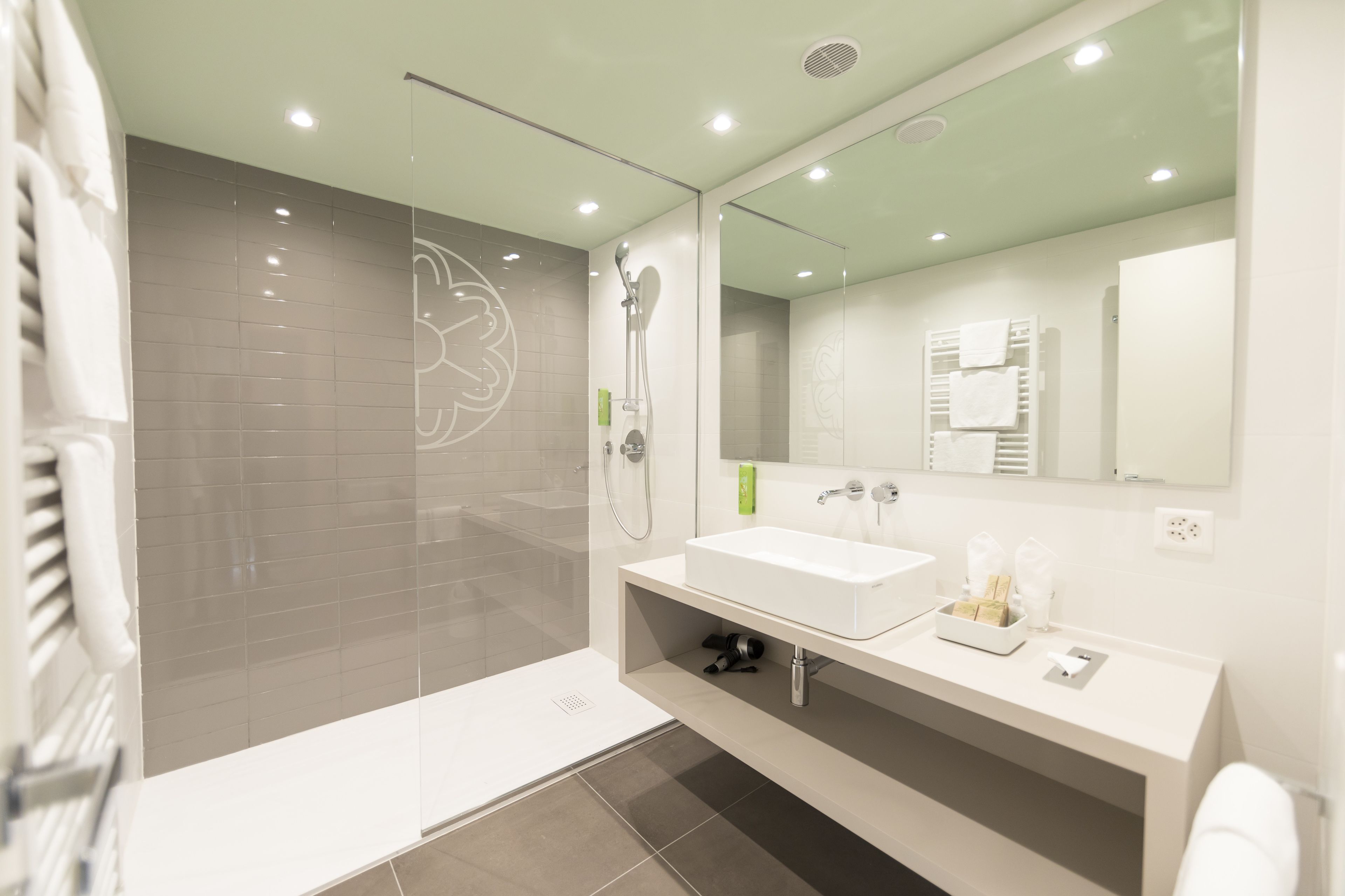 doppelzimmer premium residence süd/west (4 sterne) | bathroom | bathrobes, slippers, towels