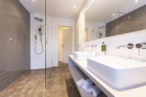 Main House 3 Star - Premium Double Room | Bad | Dusj, hårføner, badekåper og tøfler