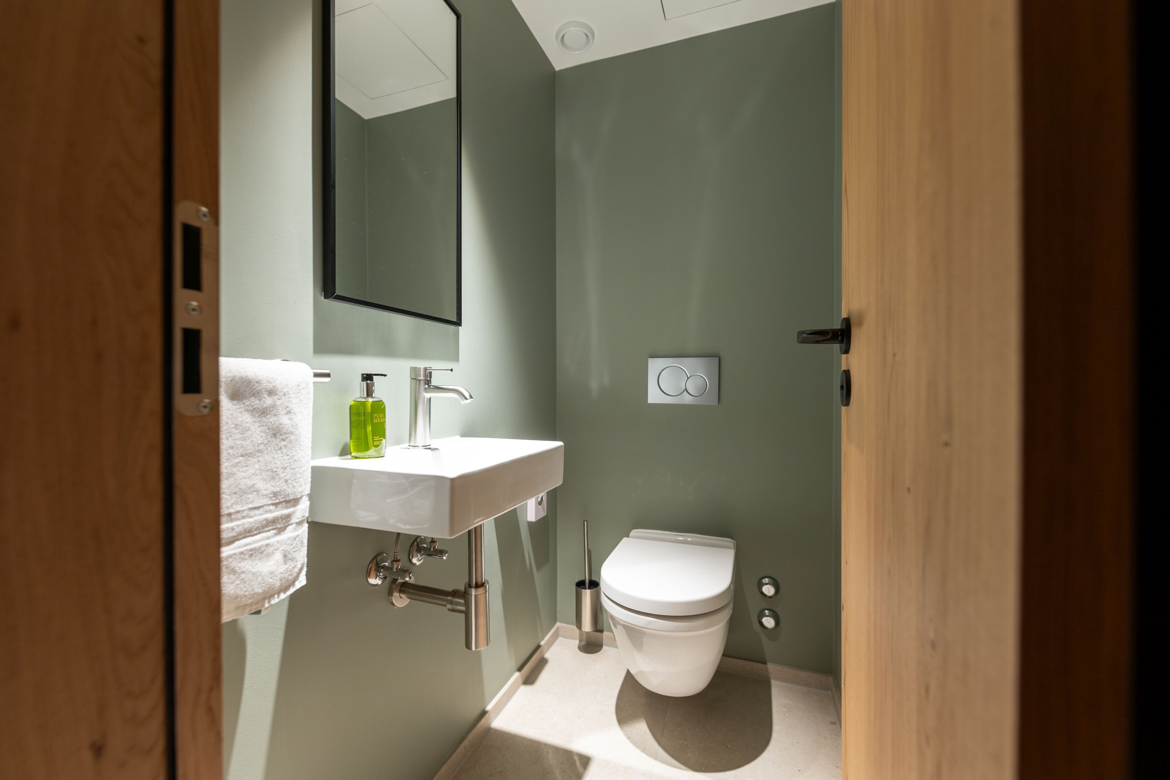 Een douche, een haardroger, badjassen, pantoffels