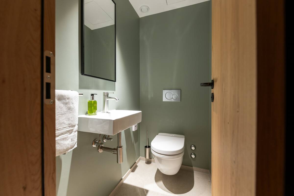 Ducha, secador de pelo, batas, pantuflas