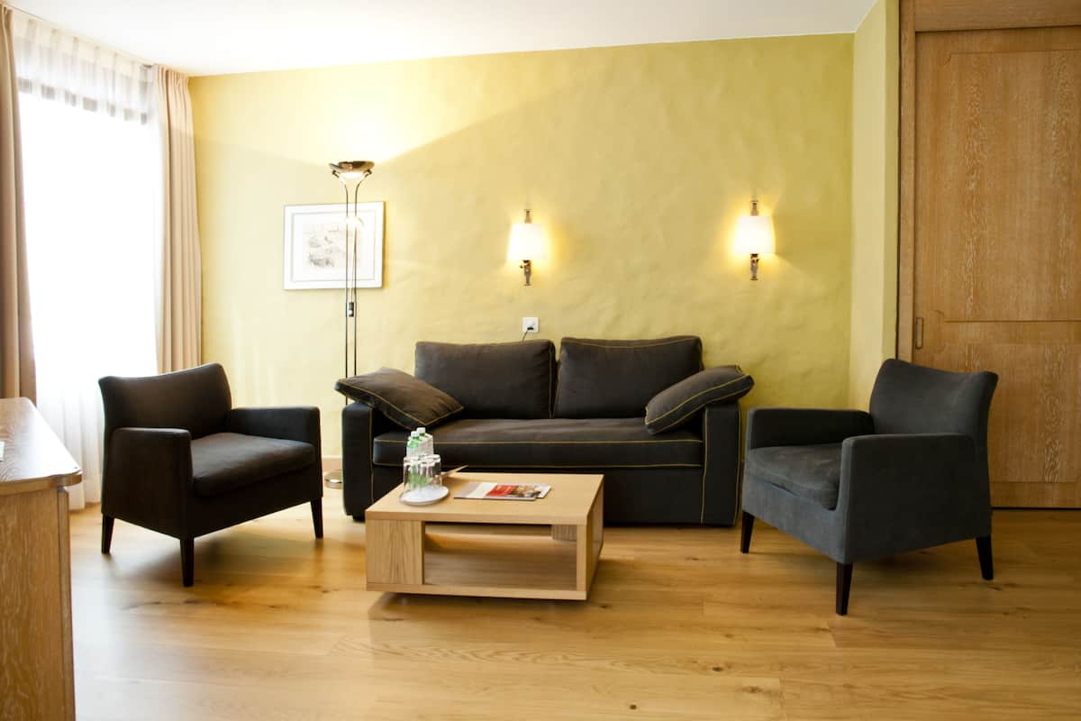 Familie appartement, bad (4 Star) | Woonruimte | Een 55-inch flatscreentelevisie met digitale zenders