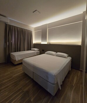 Chambre triple Deluxe | Minibar, accès au Wi-Fi (inclus), literie fournie