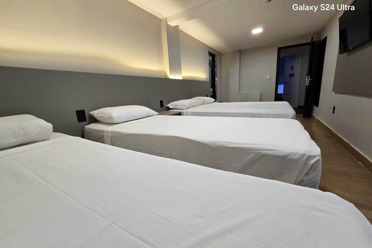 Chambre quadruple Deluxe | Minibar, accès au Wi-Fi (inclus), literie fournie