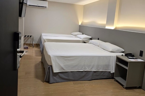 Habitación cuádruple Deluxe | Minibar, wifi gratis, ropa de cama