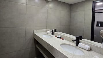 Deluxe Double Room | Bathroom | Shower, hair dryer, towels