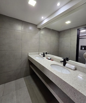 Deluxe Double Room | Bathroom | Shower, hair dryer, towels