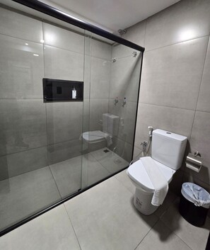 Chambre Deluxe double pour 1 personne | Salle de bain | Douche, séchoir à cheveux, serviettes fournies