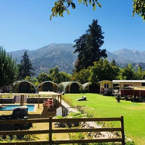 Seasonal outdoor pool, pool umbrellas - Hotel La Calma de Rita (Pirque)
