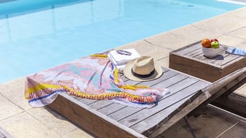 Una piscina al aire libre de temporada