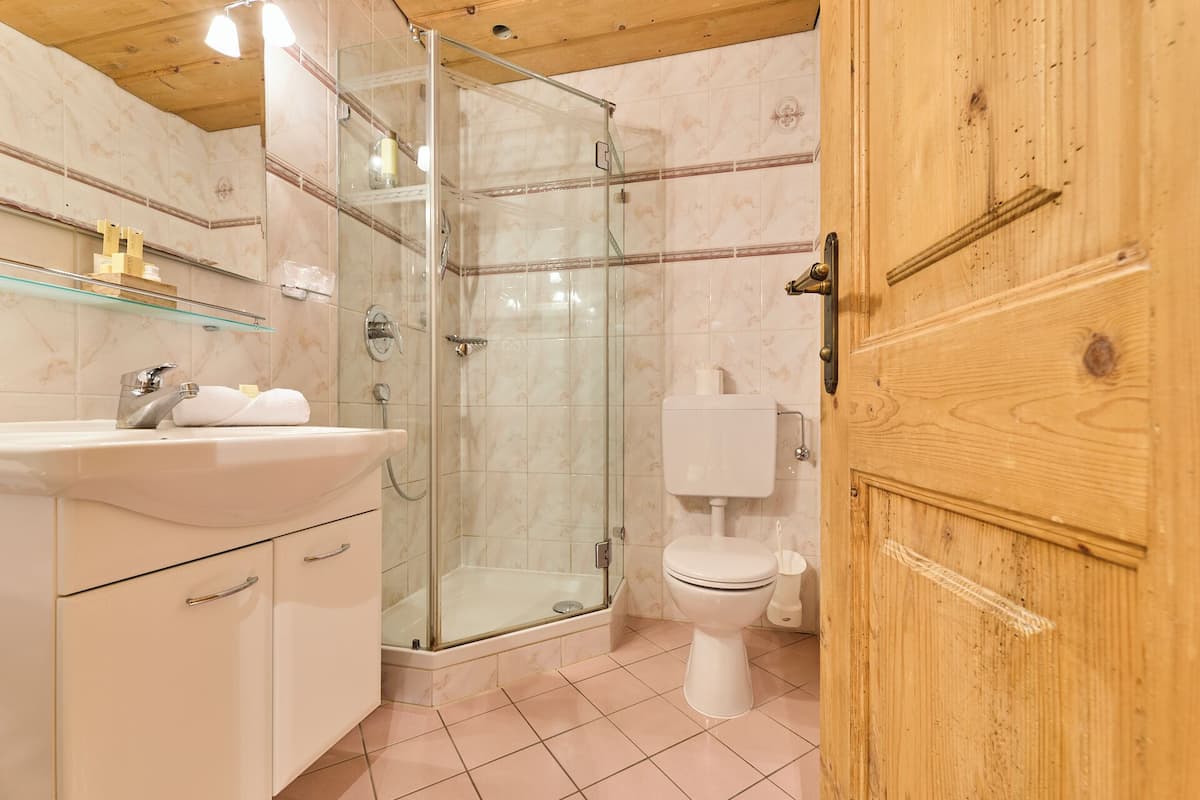 double room | bathroom | shower, free toiletries, hair dryer, towels