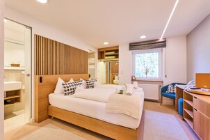 Habitación doble | Ropa de cama de alta calidad, edredones de plumas, caja fuerte