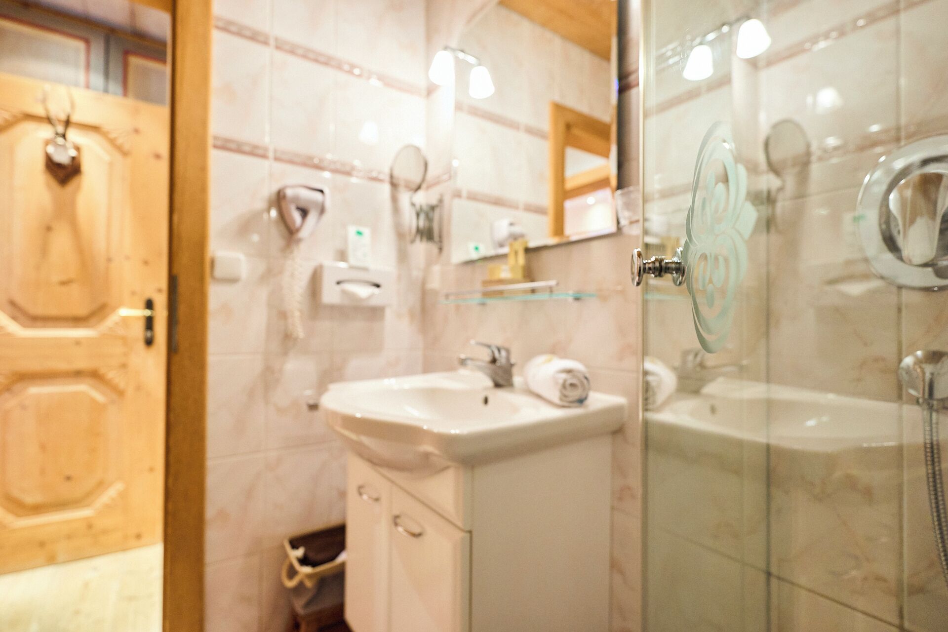 double room | bathroom | shower, free toiletries, hair dryer, towels