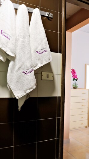 Standard Double Room | Banheiro | Chuveiro, secador de cabelo, toalhas de banho 