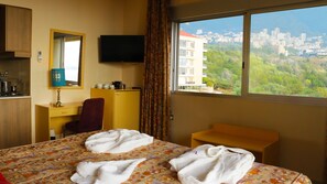 Standard Double Room | Frigobar, cofres nos quartos, escrivaninha, Wi-Fi de cortesia