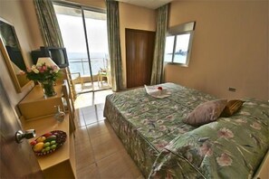 Kamar Single Standar, 1 Tempat Tidur King, pemandangan laut | Minibar, brankas, meja kerja, dan Wi-Fi gratis