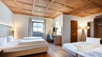 Quarto quádruplo | Roupas de cama antialérgicas, frigobar, cofres nos quartos, escrivaninha