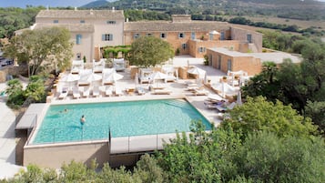 Outdoor pool, pool umbrellas, sun loungers