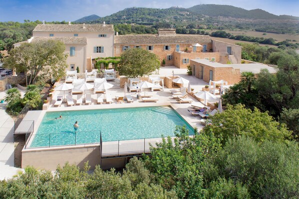 Outdoor pool, pool umbrellas, sun loungers - Predi Hotel Rural Son Jaumell (Capdepera)