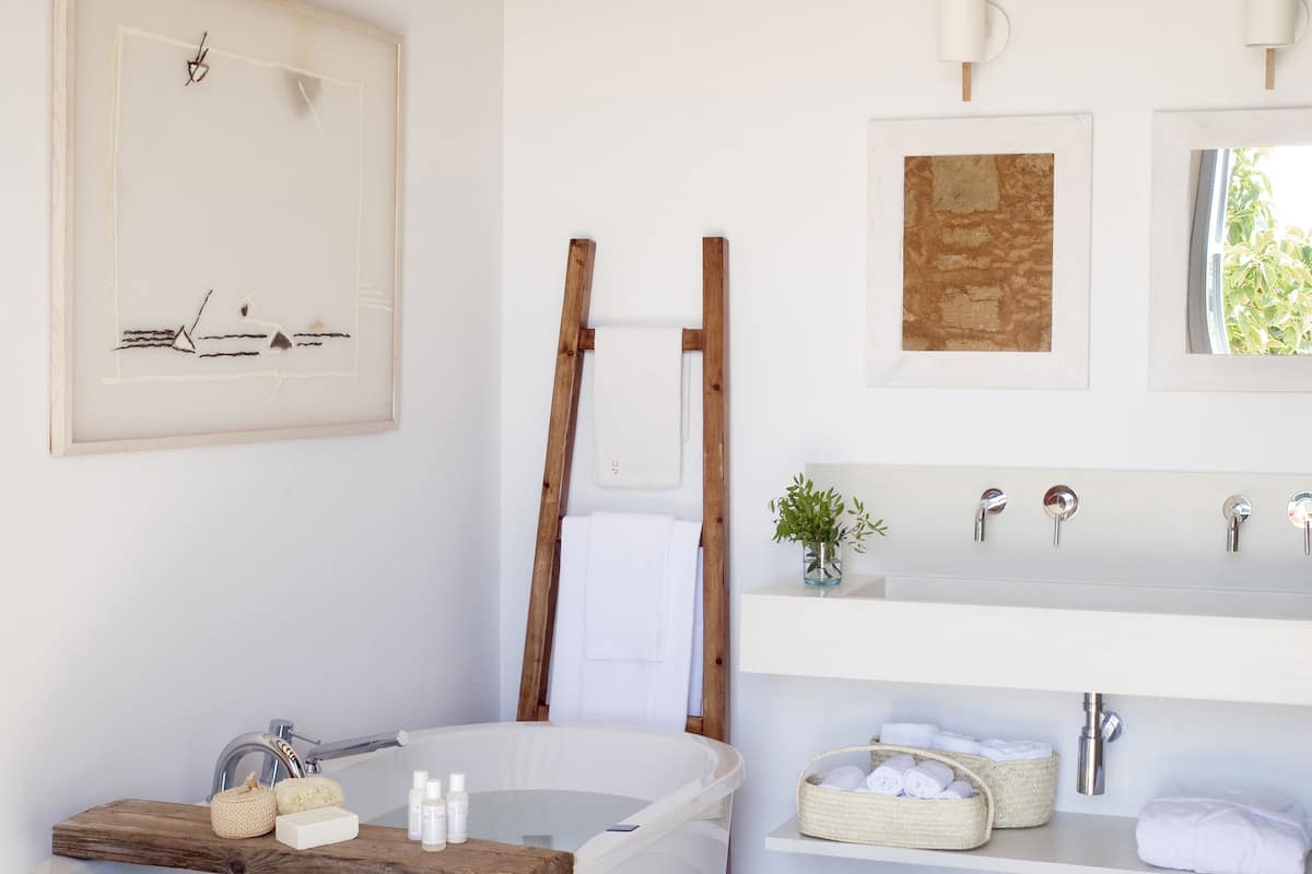 Bañera y ducha independientes y cabezal de ducha con hidromasaje