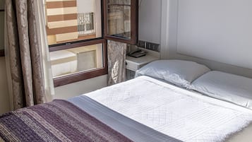 Individualmente decorados, escrivaninha, cortinas blackout