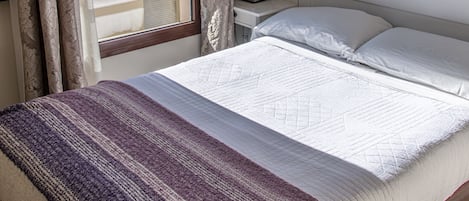 Decoració individual, escriptori i cortines opaques