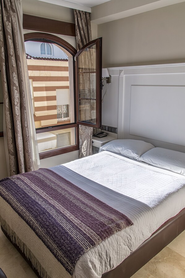 Individually decorated, desk, blackout drapes, soundproofing - Hotel Sevilla (Ronda)